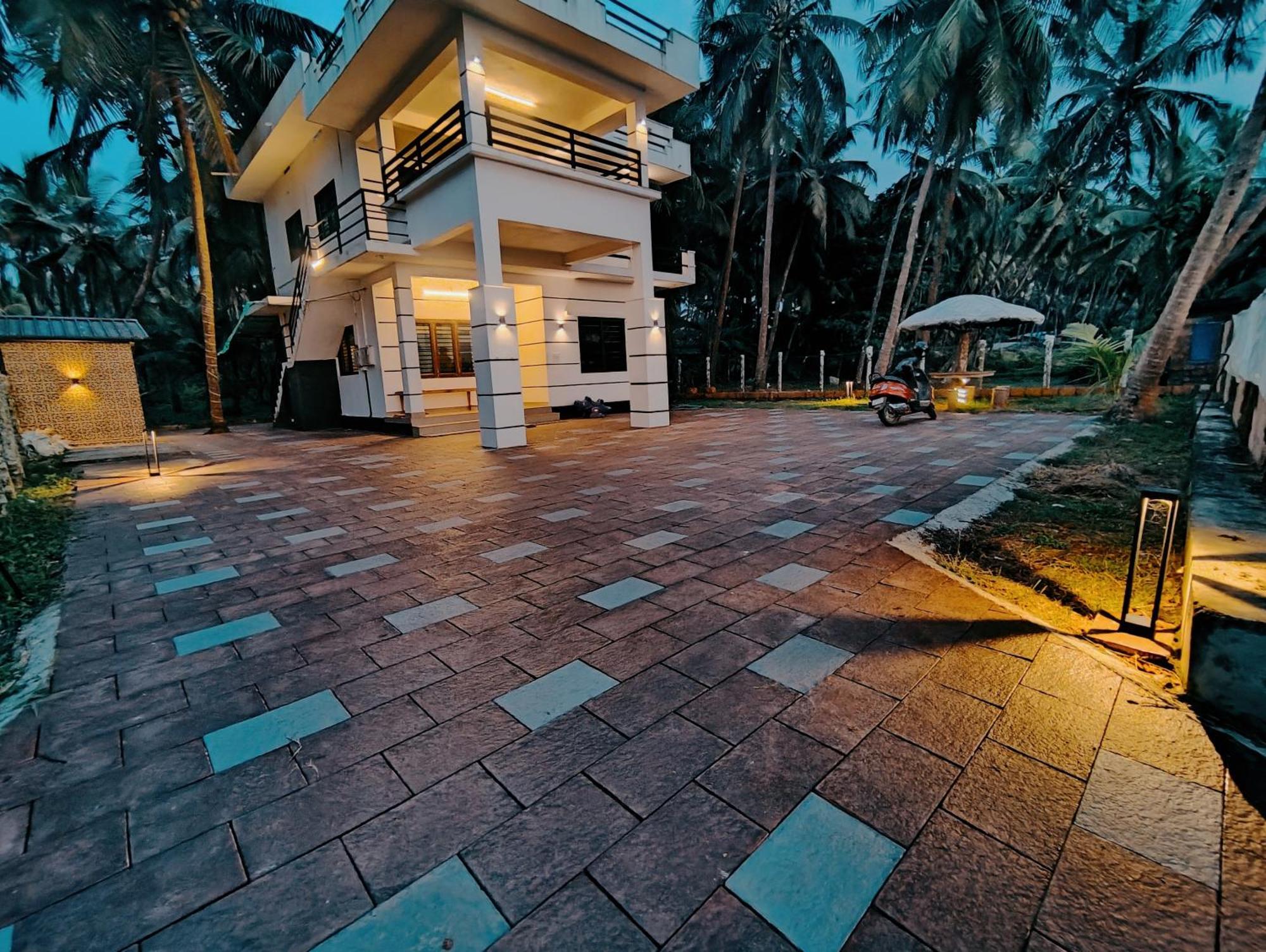 Corniche Beach Resort Mulappilangād Room photo